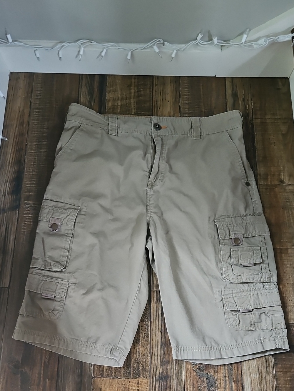 Blue Point Men's khaki Cargo Shorts Size 33 Inseam 12"